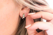 Cargar imagen en el visor de la galería, Checkerboard Petite Huggies | Earrings