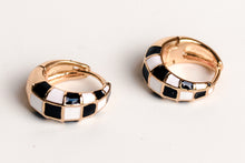 Cargar imagen en el visor de la galería, Checkerboard Petite Huggies | Earrings