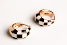 Cargar imagen en el visor de la galería, Checkerboard Petite Huggies | Earrings