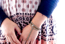 Cargar imagen en el visor de la galería, Drip Hand Chain