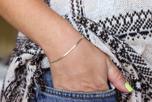 Cargar imagen en el visor de la galería, Gold Snake Chain Layering Chain Bracelet